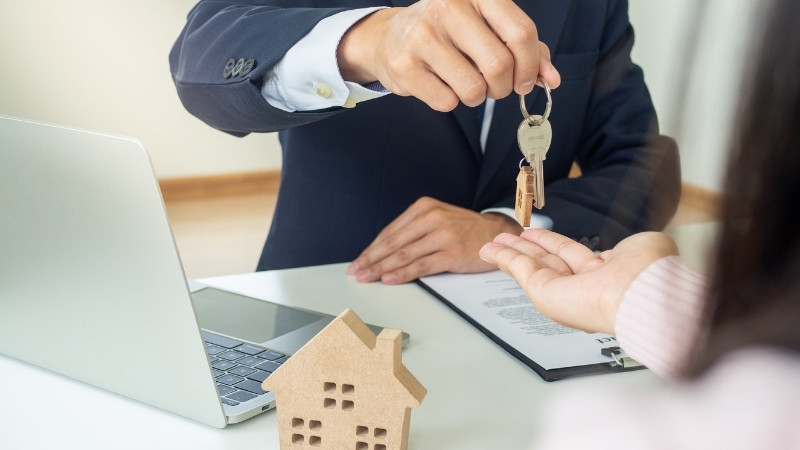 Sao Tả Phù tại cung Điền Trạch sở hữu nhiều nhà đất khang trang nhờ sự giúp đỡ