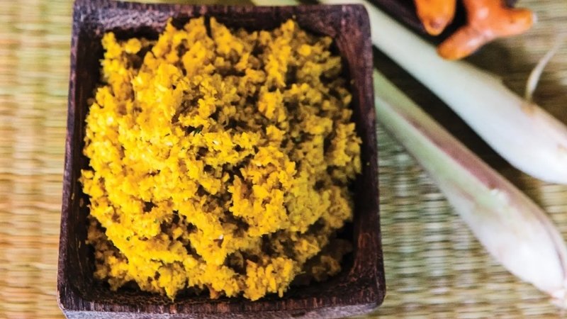 Kroeung là hỗn hợp gia vị được làm từ sả, nghệ, riềng và các loại thảo mộc tươi