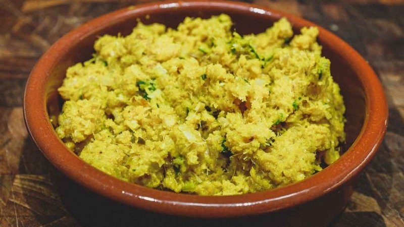 Kroeung khác với các loại gia vị cà ri tương tự ở chỗ nó sử dụng nhiều thảo mộc tươi