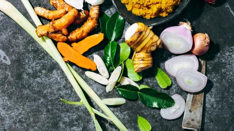 Thành phần trong Kroeung gồm sả, nghệ, riềng, tỏi, hành tím và các loại thảo mộc tươi