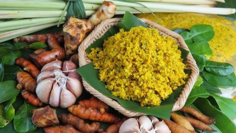 Nguyên liệu cần chuẩn bị gồm sả, nghệ, riềng, tỏi, hành tím, ớt và lá chanh