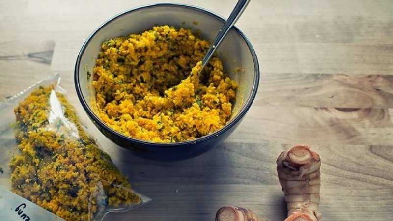 Sơ chế nguyên liệu, giã hoặc xay nhuyễn hỗn hợp và bảo quản trong hũ kín