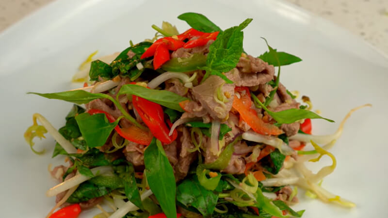 Đổi vị với gỏi bò Khmer (Lap Khmer) chua cay, ăn là đã