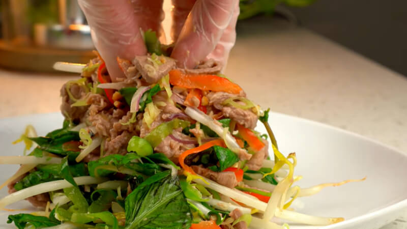 Trình bày món gỏi bò Khmer Trình bày món gỏi bò Khmer