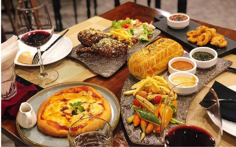 Cục Than Bistro phục vụ cà phê thơm ngon, không gian ấm cúng.