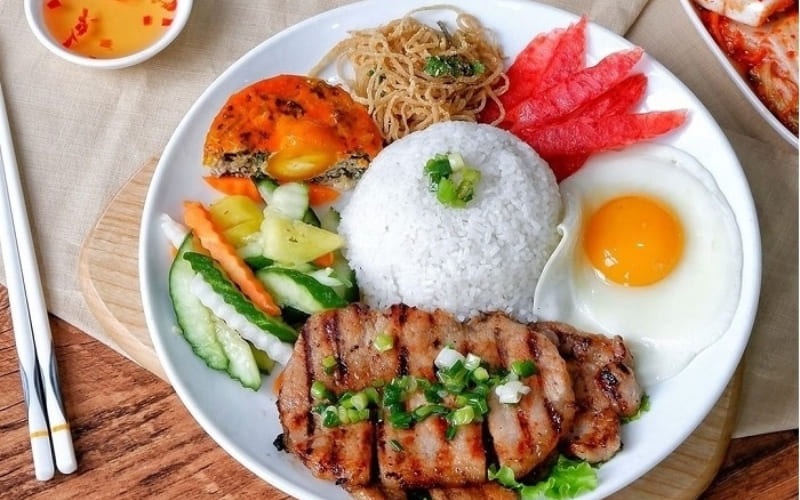 Quán Số 1 mang cơm tấm thơm ngon và thịt nướng đậm đà.