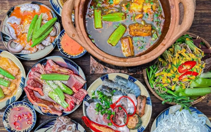 Tiệm lẩu nướng Má Hai phục vụ lẩu và nướng tươi ngon.
