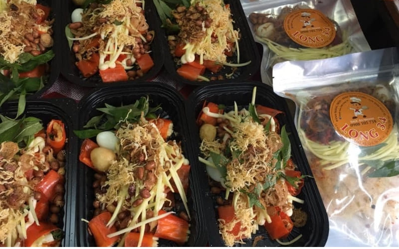 Bánh tráng trộn Long 34 mang hương vị đặc trưng hấp dẫn.