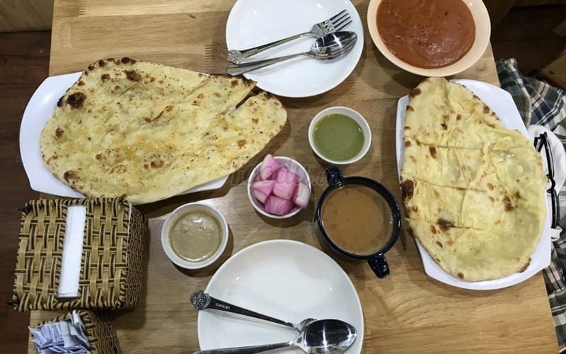 Naan & Masala phục vụ món Ấn Độ thơm ngon, đậm đà.