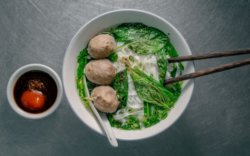 Tư Bò Viên phục vụ bò viên dai ngon, nước dùng vừa miệng.