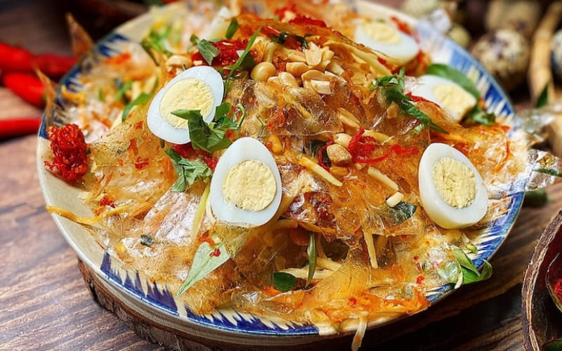 Bánh tráng trộn Long 34 luôn giữ vị giòn rụm hấp dẫn.