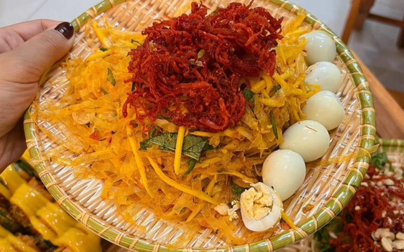 Bánh tráng trộn cô Thảo giữ nguyên vị chua cay hấp dẫn.