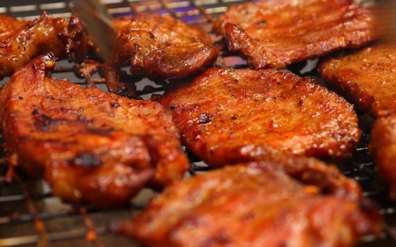 Nướng thịt lát đến khi chín đều, thơm phức và giữ được vị ngọt tự nhiên