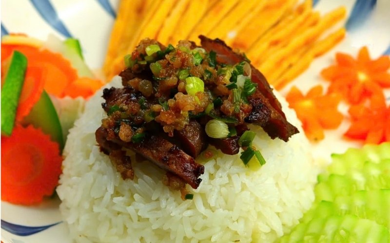 Ăn Cơm thịt heo khi nóng để cảm nhận trọn vị ngọt của thịt