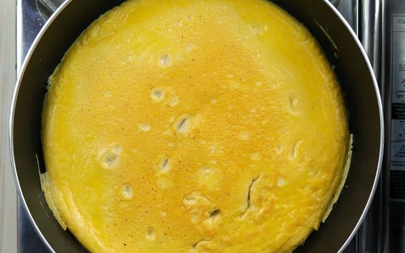 Chiên trứng đến khi chín vàng và cắt sợi để ăn kèm cơm
