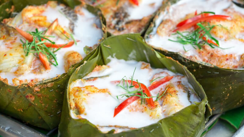 Trình bày món cá hấp Amok Campuchia