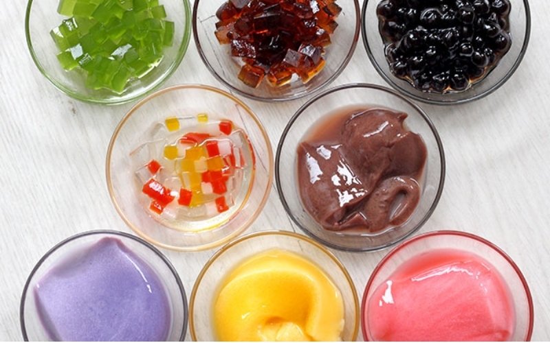 Chuẩn bị các topping Cha Houy Teuk như đậu, củ, mít và nước cốt dừa béo ngậy Chuẩn bị các topping Cha Houy Teuk như đậu, củ, mít và nước cốt dừa béo ngậy