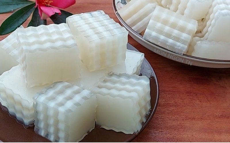 Thạch rau câu Cha Houy Teuk được nấu giòn, đông cứng và bào thành sợi mát lạnh Thạch rau câu Cha Houy Teuk được nấu giòn, đông cứng và bào thành sợi mát lạnh