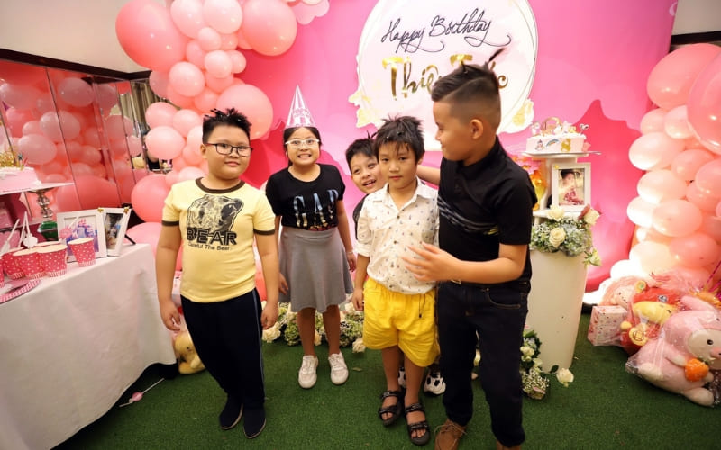 Các bé tìm quà giấu quanh khu vực theo gợi ý. Các bé tìm quà giấu quanh khu vực theo gợi ý.