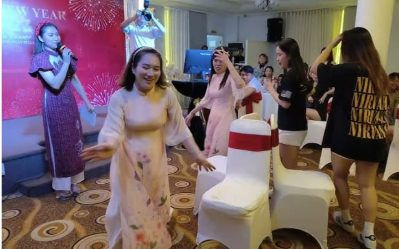 Người chơi di chuyển quanh ghế và ngồi khi nhạc dừng. Người chơi di chuyển quanh ghế và ngồi khi nhạc dừng.