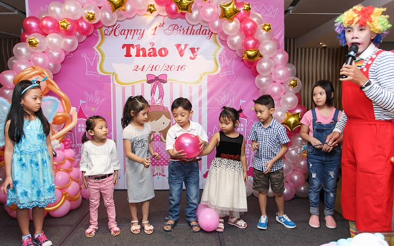 Trẻ em thổi và giữ bóng trên không càng lâu càng tốt. Trẻ em thổi và giữ bóng trên không càng lâu càng tốt.