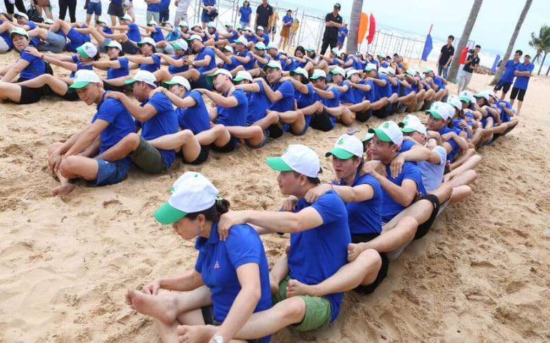 Người chơi nhảy trong bao bố để về đích nhanh nhất. Người chơi nhảy trong bao bố để về đích nhanh nhất.