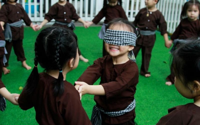 Người chơi bị bịt mắt tìm đồng đội dựa vào hướng dẫn. Người chơi bị bịt mắt tìm đồng đội dựa vào hướng dẫn.