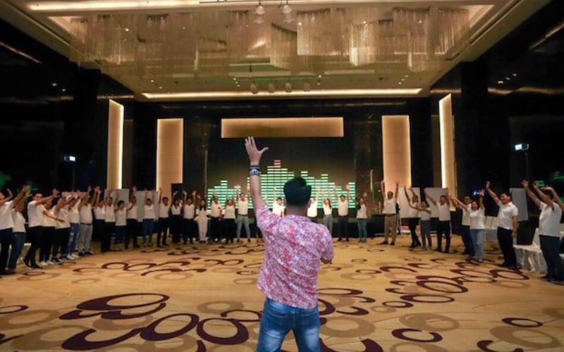 Nhân viên quay vòng để nhận quà hoặc thử thách. Nhân viên quay vòng để nhận quà hoặc thử thách.