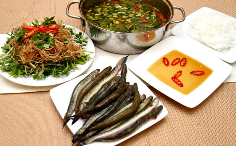 Quán phục vụ cá kèo tươi, nước lẩu thơm ngon.