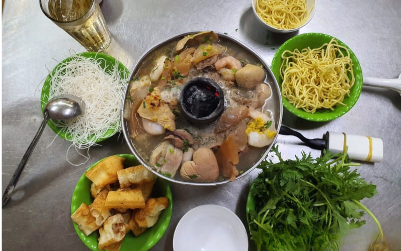 Quán nổi tiếng lâu năm với lẩu cá đậm vị.