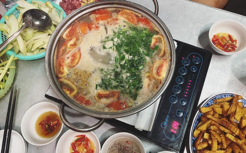 Quán phục vụ nhiều loại cá tươi, nước lẩu hấp dẫn.