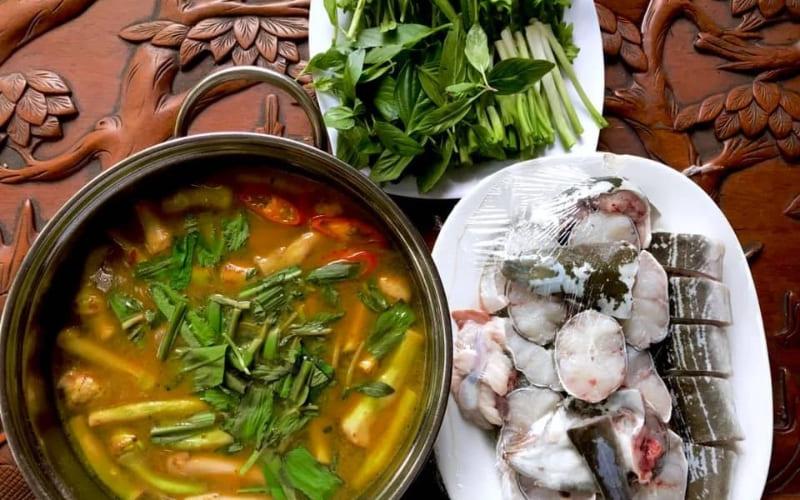 Quán có nhiều loại cá tươi, nước lẩu chuẩn vị.