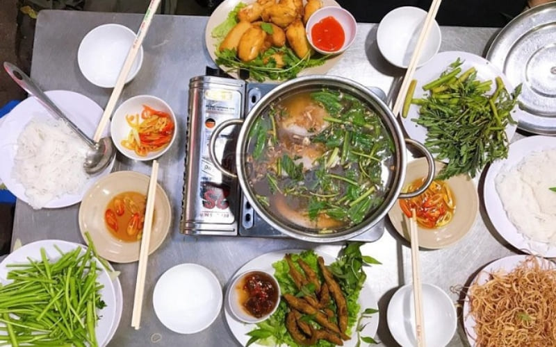 Quán nổi bật với lẩu cá tươi, nước lẩu đậm đà.