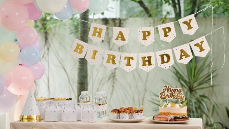 Mẫu trang trí sinh nhật tối giản