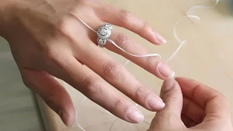 Quấn chỉ vào đáy nhẫn