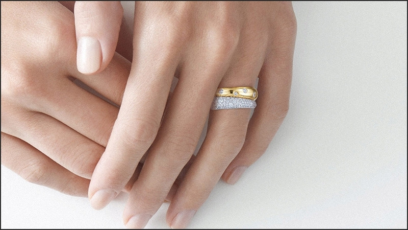 Đeo thêm một chiếc nhẫn khác