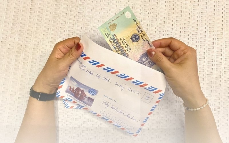 Gửi tiền và lời chúc thể hiện sự quan tâm khi không tham dự