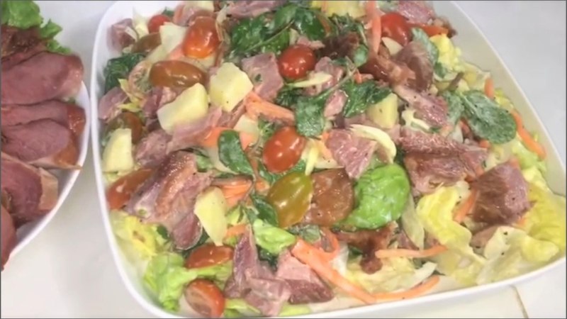 Salad đùi gà tây xông khói