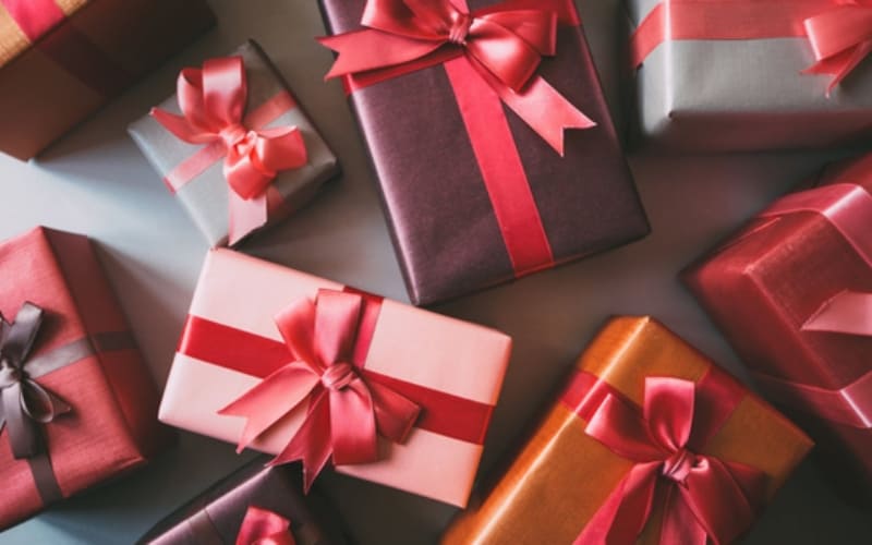 Gói quà cẩn thận giúp bé và ba mẹ ấn tượng hơn. Gói quà cẩn thận giúp bé và ba mẹ ấn tượng hơn.