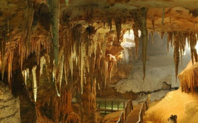 Ngũ động Bản Ôn sở hữu hang động đá vôi. Ngũ động Bản Ôn sở hữu hang động đá vôi.