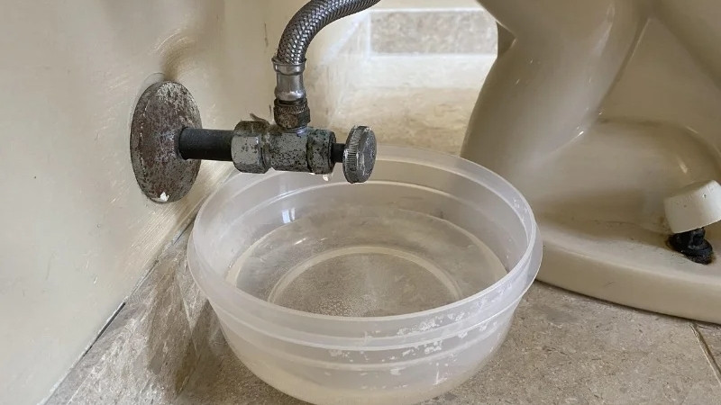 Van cấp nước bị bám cặn khiến nước rò rỉ nhẹ dù không sử dụng bồn cầu Van cấp nước bị bám cặn khiến nước rò rỉ nhẹ dù không sử dụng bồn cầu