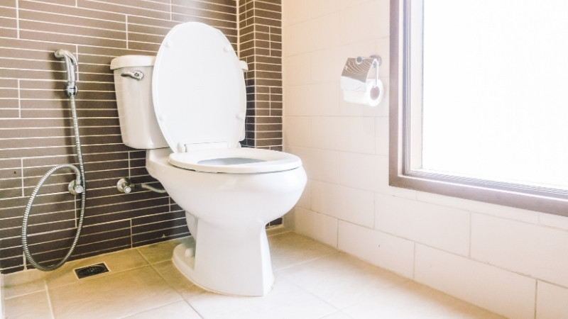 Điểm tiếp xúc giữa chân bồn cầu và sàn bị nứt khiến nước thấm rò ra ngoài Điểm tiếp xúc giữa chân bồn cầu và sàn bị nứt khiến nước thấm rò ra ngoài