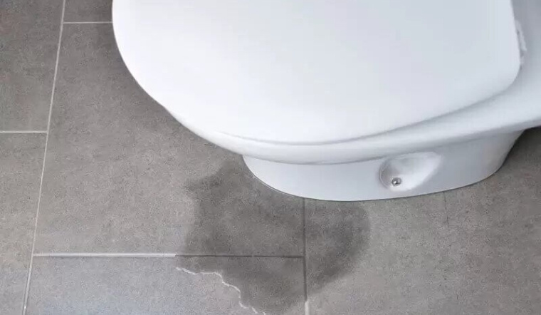 Bồn cầu bị rỉ nước liên tục phải làm sao? Cách xử lý hiệu quả tại nhà