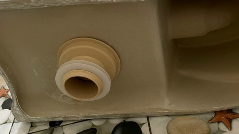 Gioăng cao su lão hóa hoặc nứt khiến nước rò ra ở các mối nối bồn cầu Gioăng cao su lão hóa hoặc nứt khiến nước rò ra ở các mối nối bồn cầu