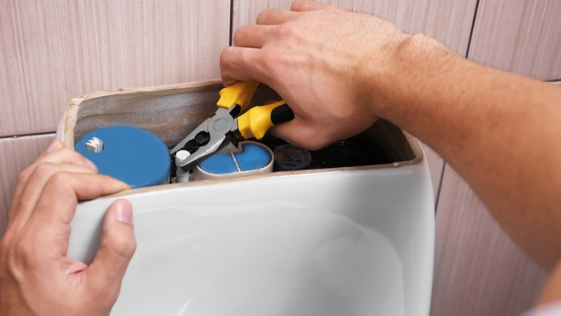 Tháo van cấp nước vệ sinh sạch cặn bẩn để nước ngắt đúng lúc, không rò rỉ Tháo van cấp nước vệ sinh sạch cặn bẩn để nước ngắt đúng lúc, không rò rỉ