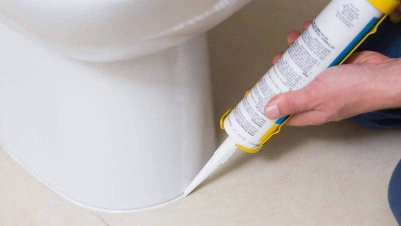 Trét lại keo silicon hoặc thay ron mới tại chỗ nứt để ngăn nước rò ra sàn Trét lại keo silicon hoặc thay ron mới tại chỗ nứt để ngăn nước rò ra sàn