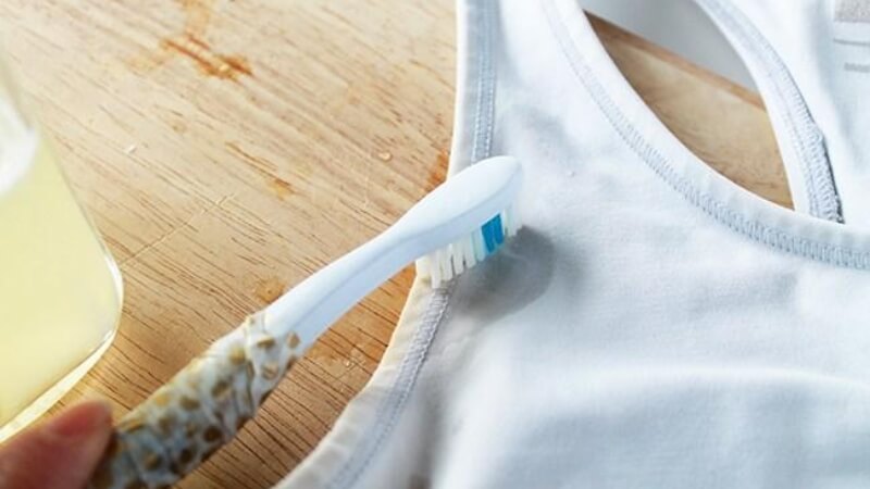 Kem đánh răng – cứu tinh cho vết ố mới hình thành Kem đánh răng – cứu tinh cho vết ố mới hình thành