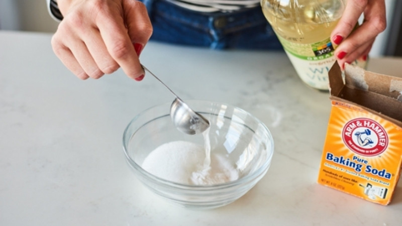 Baking soda và giấm trắng