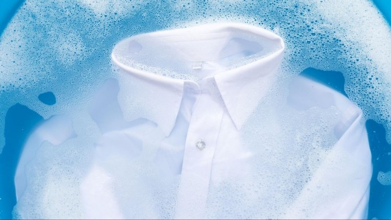 Ngâm áo trong chậu ít nhất 1 giờ
