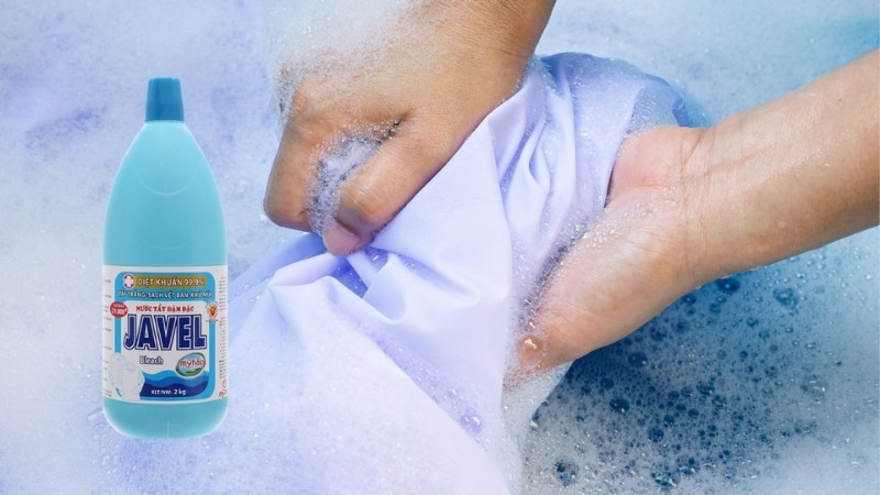 Dùng nước javel là cách hiệu quả để tẩy sạch vết ố vàng